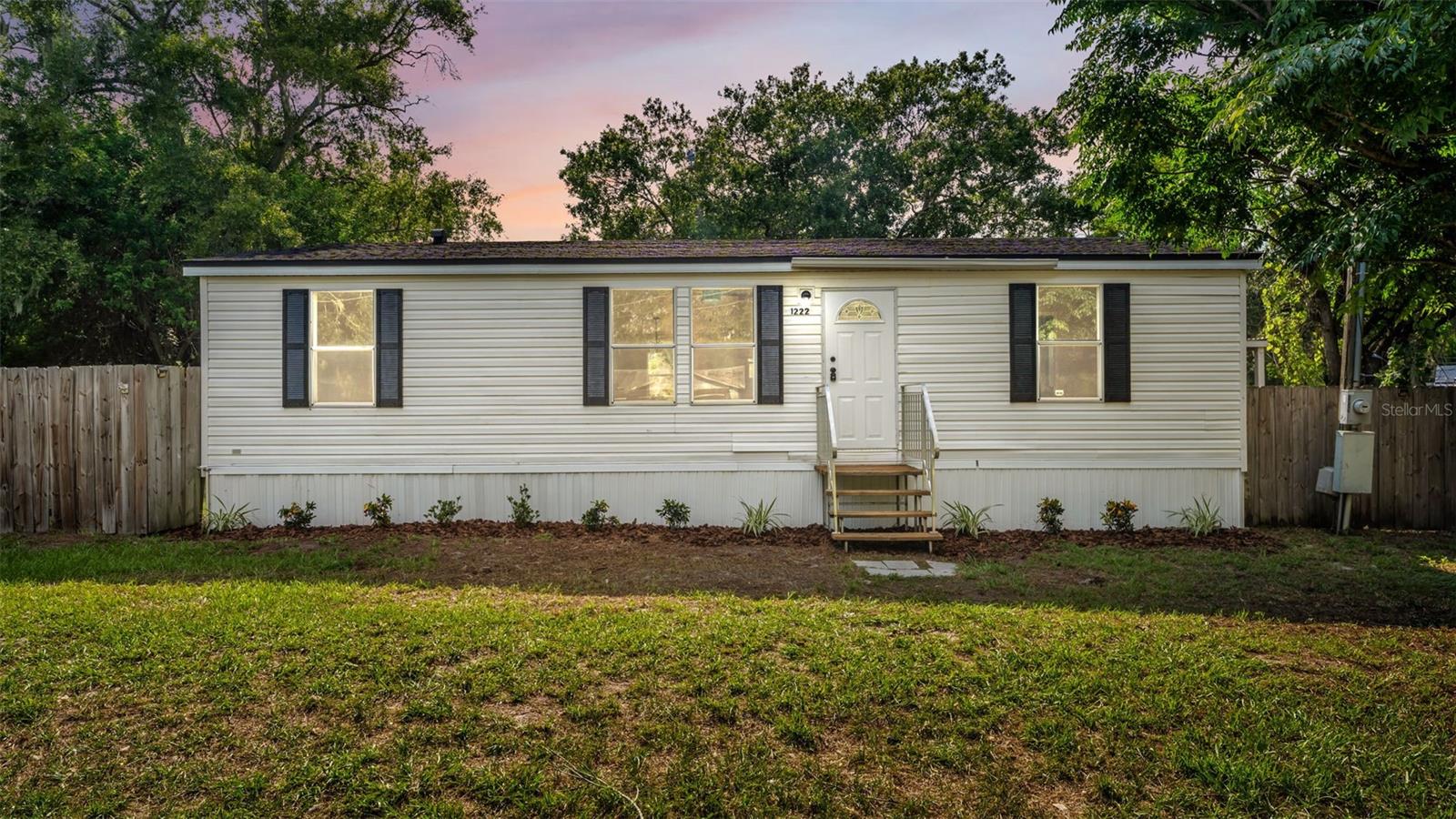 1222 Rowell St Property Photo 1