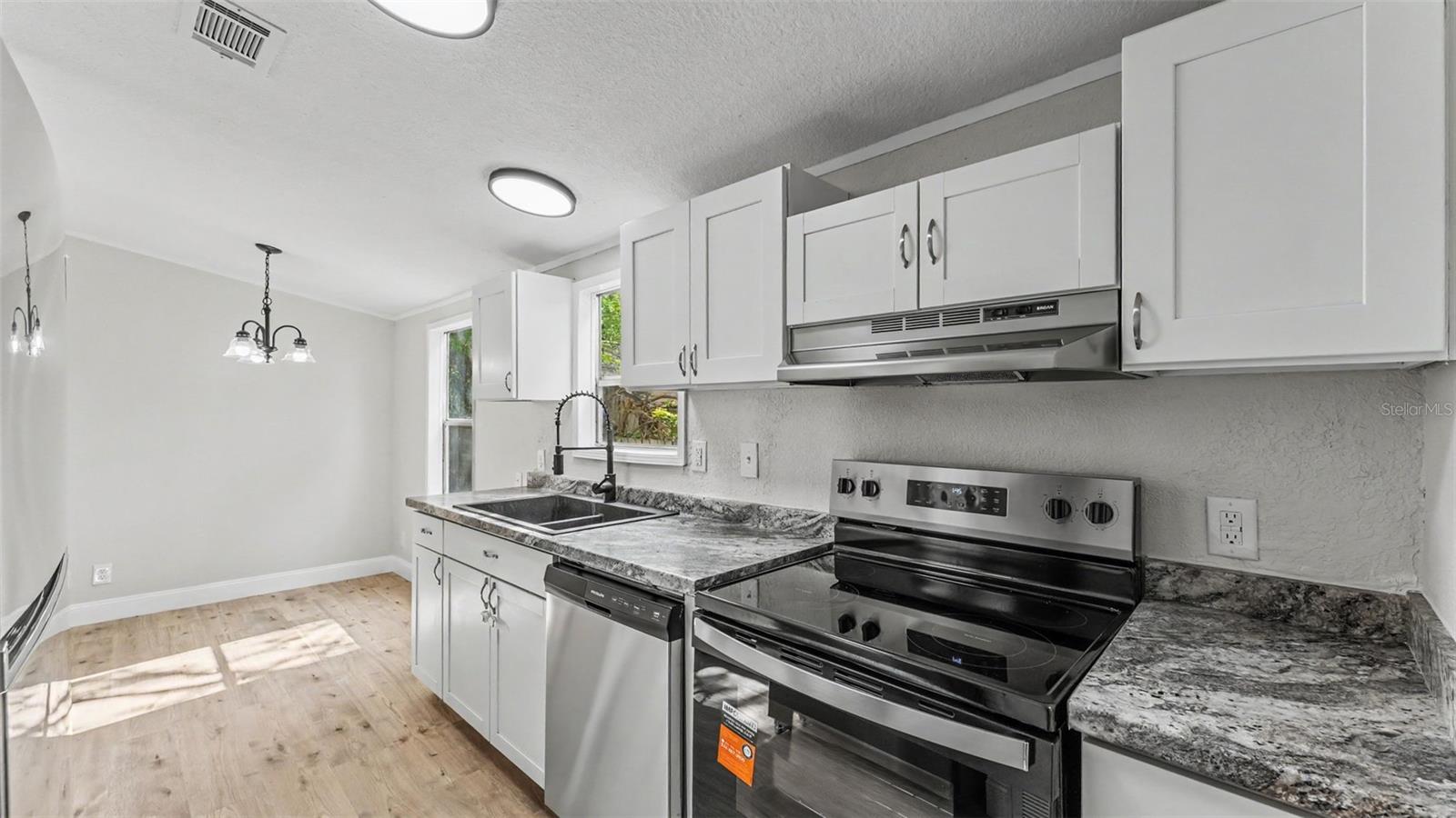 1222 Rowell St Property Photo 6