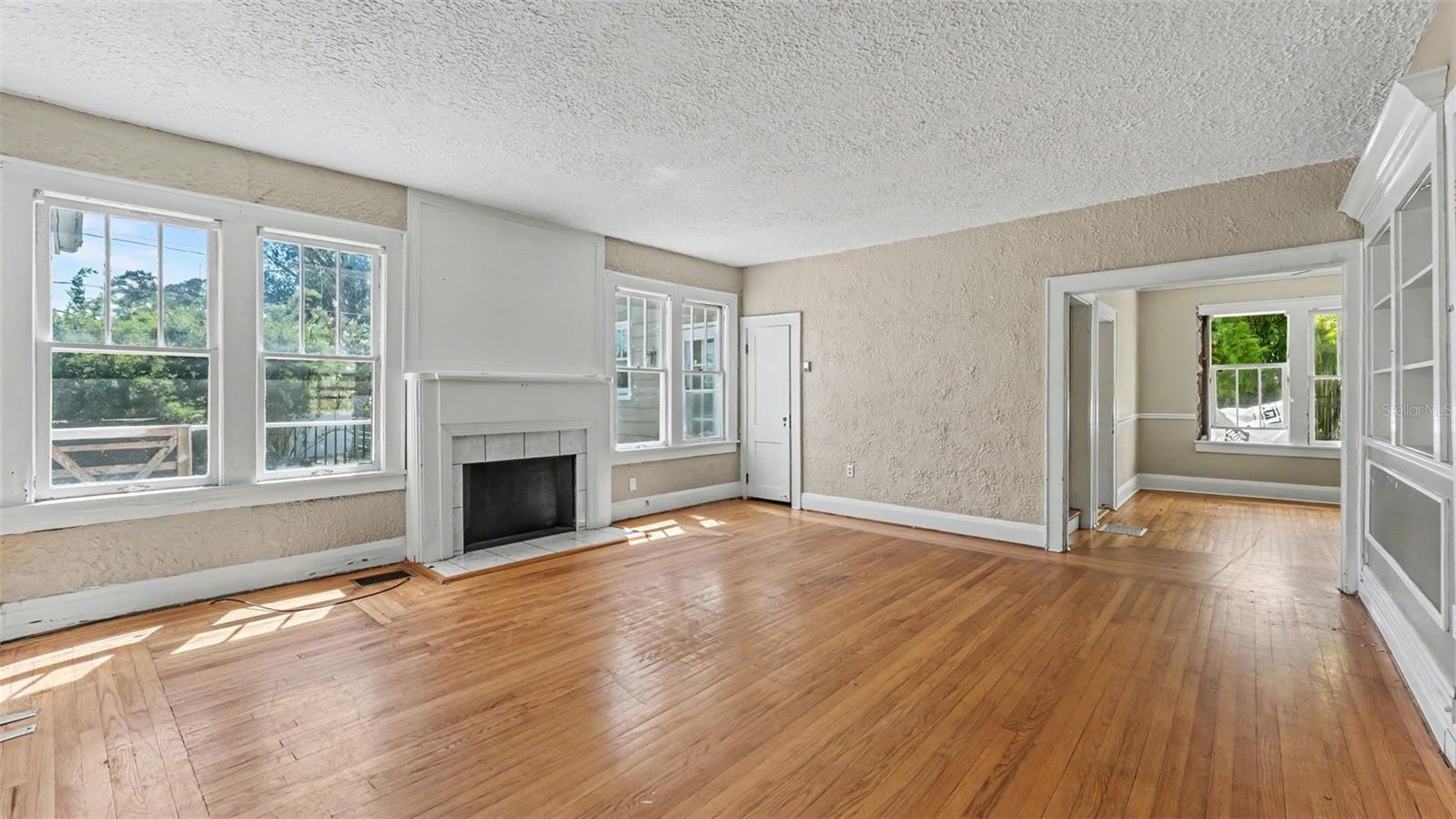 2406 Fairmount Ave Property Photo 3