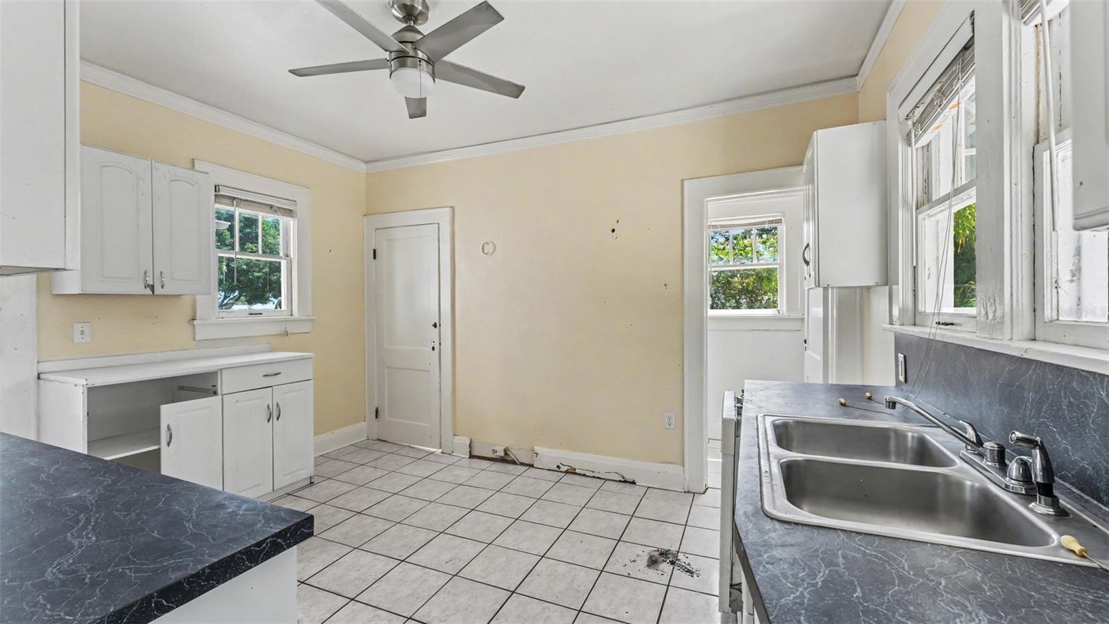 2406 Fairmount Ave Property Photo 9