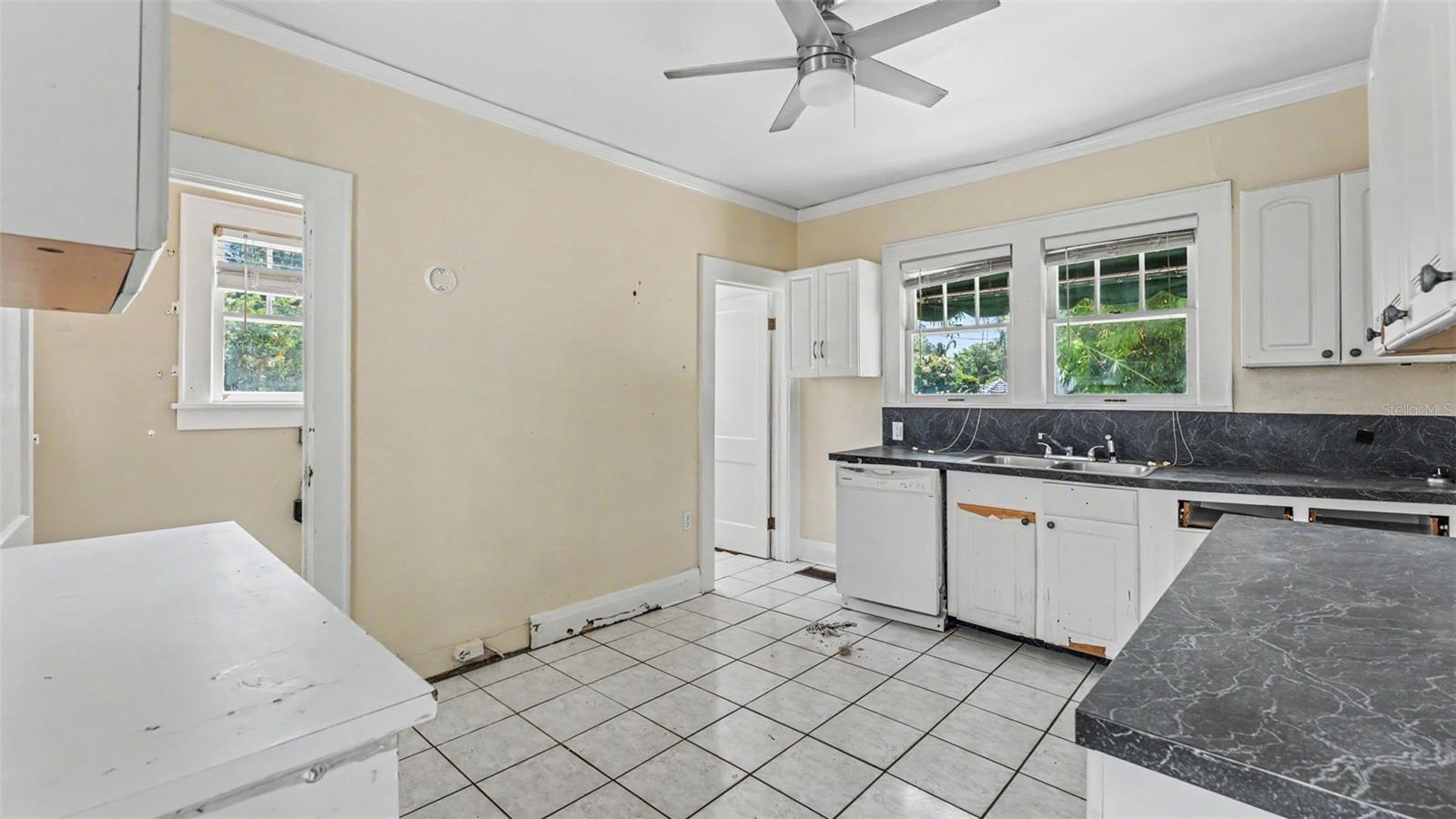 2406 Fairmount Ave Property Photo 11