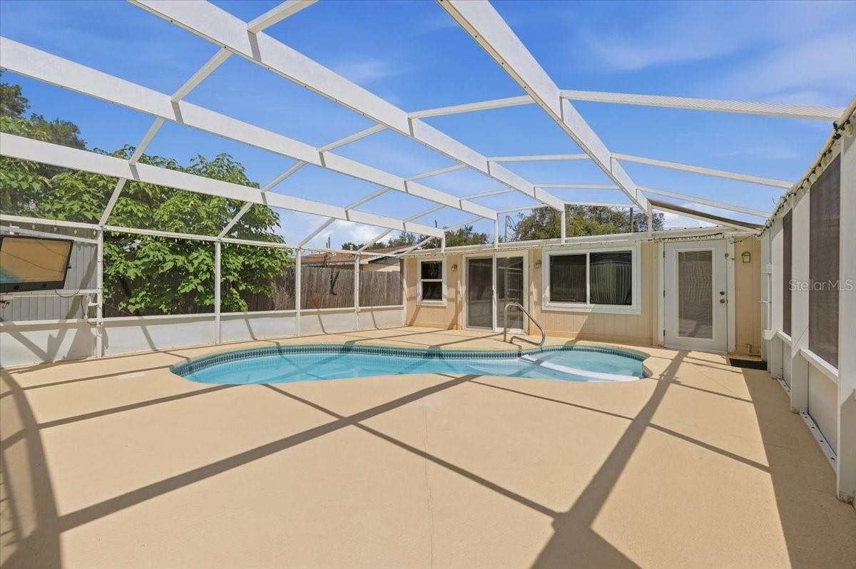 122 W Collins St Property Photo 2