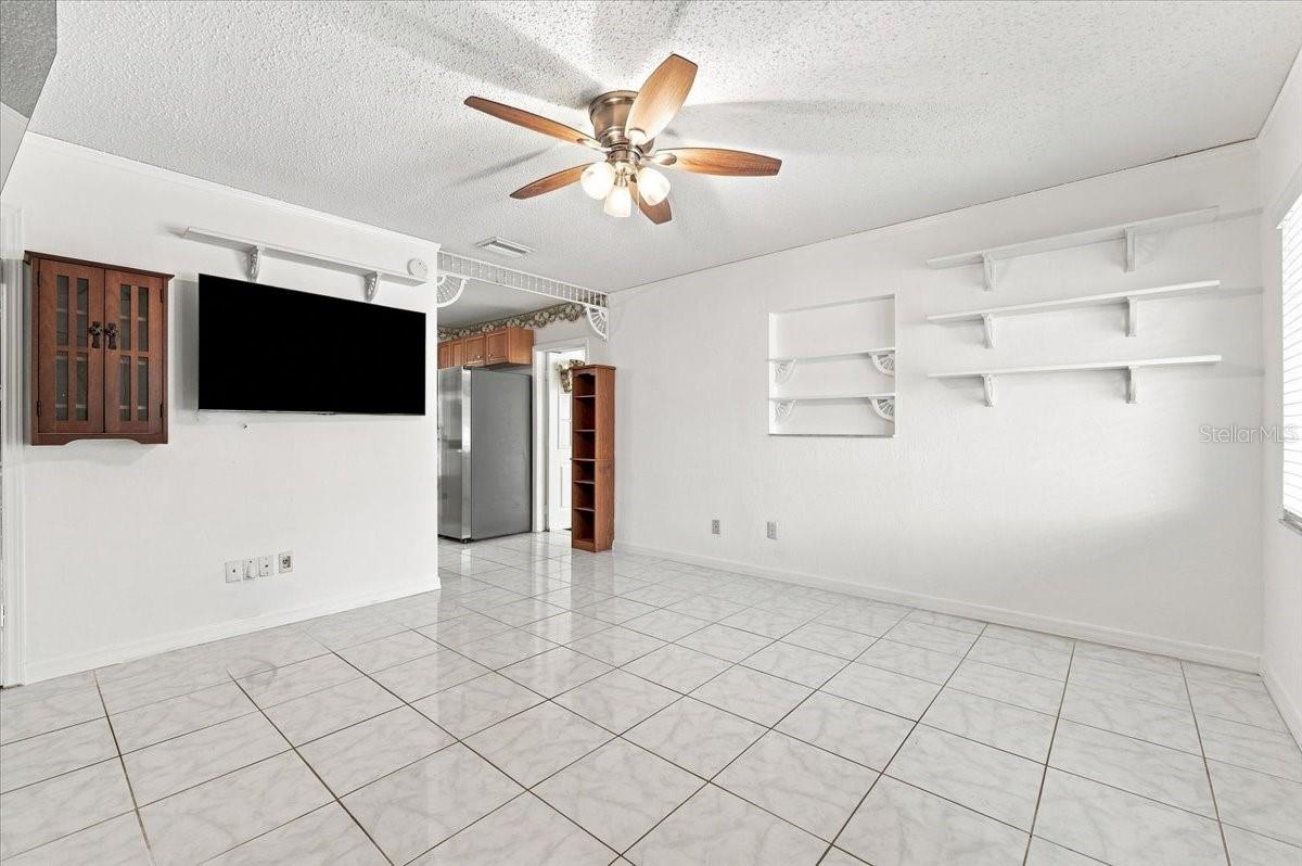 122 W Collins St Property Photo 5
