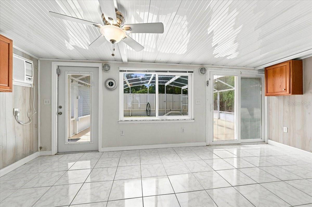 122 W Collins St Property Photo 10