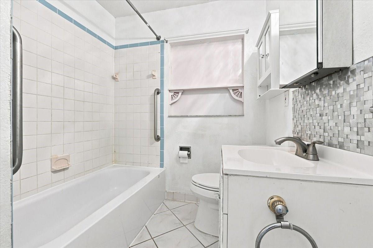 122 W Collins St Property Photo 16