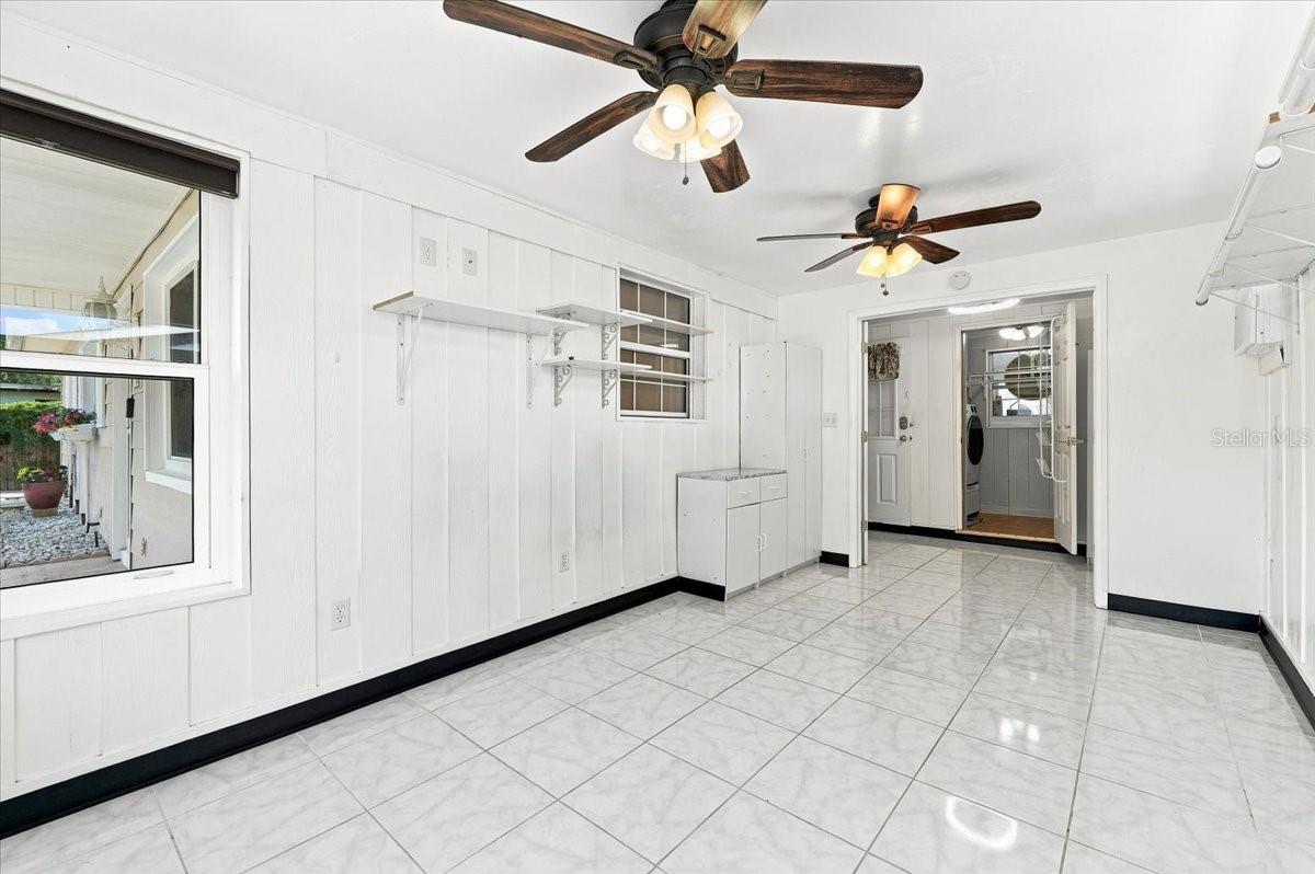 122 W Collins St Property Photo 20