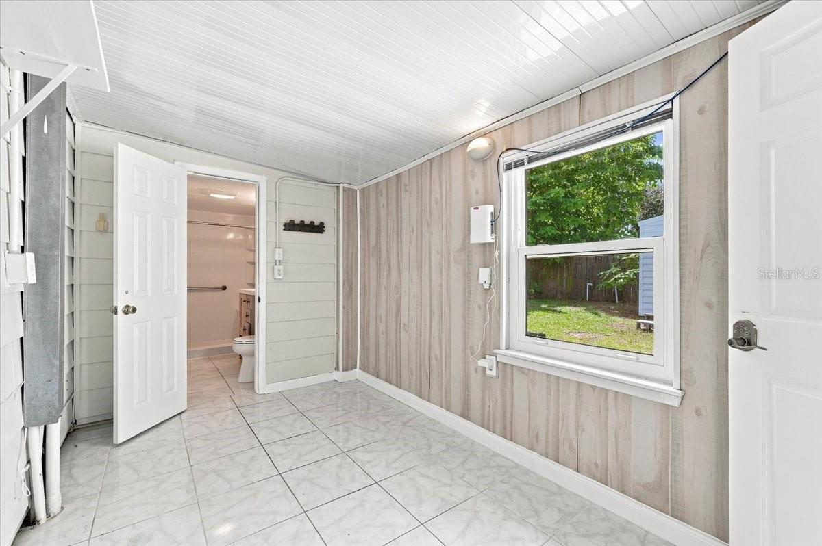 122 W Collins St Property Photo 21