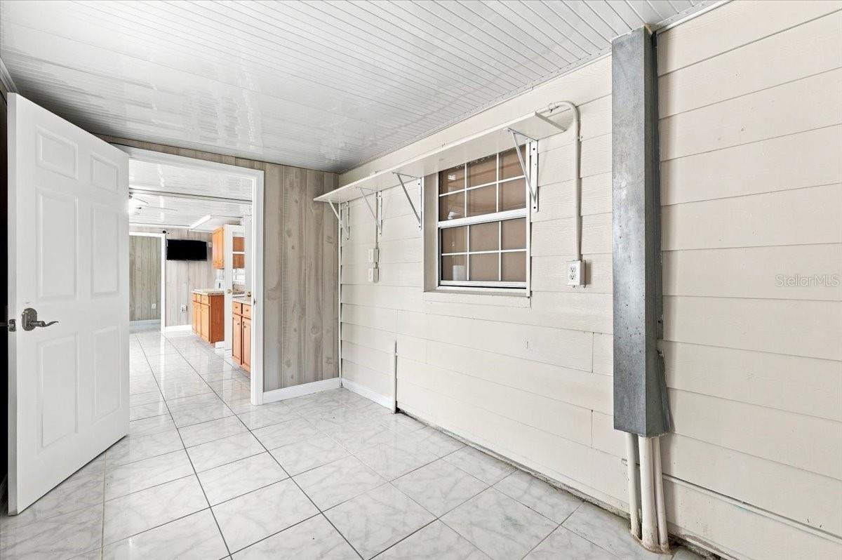 122 W Collins St Property Photo 22