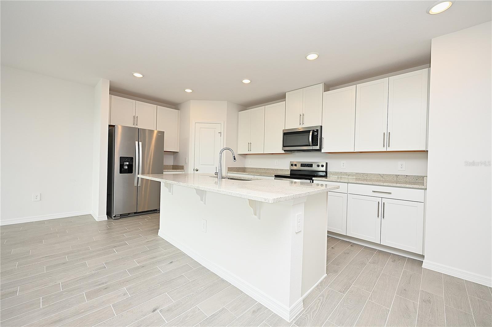 2106 Rosewood Dr Property Photo 4