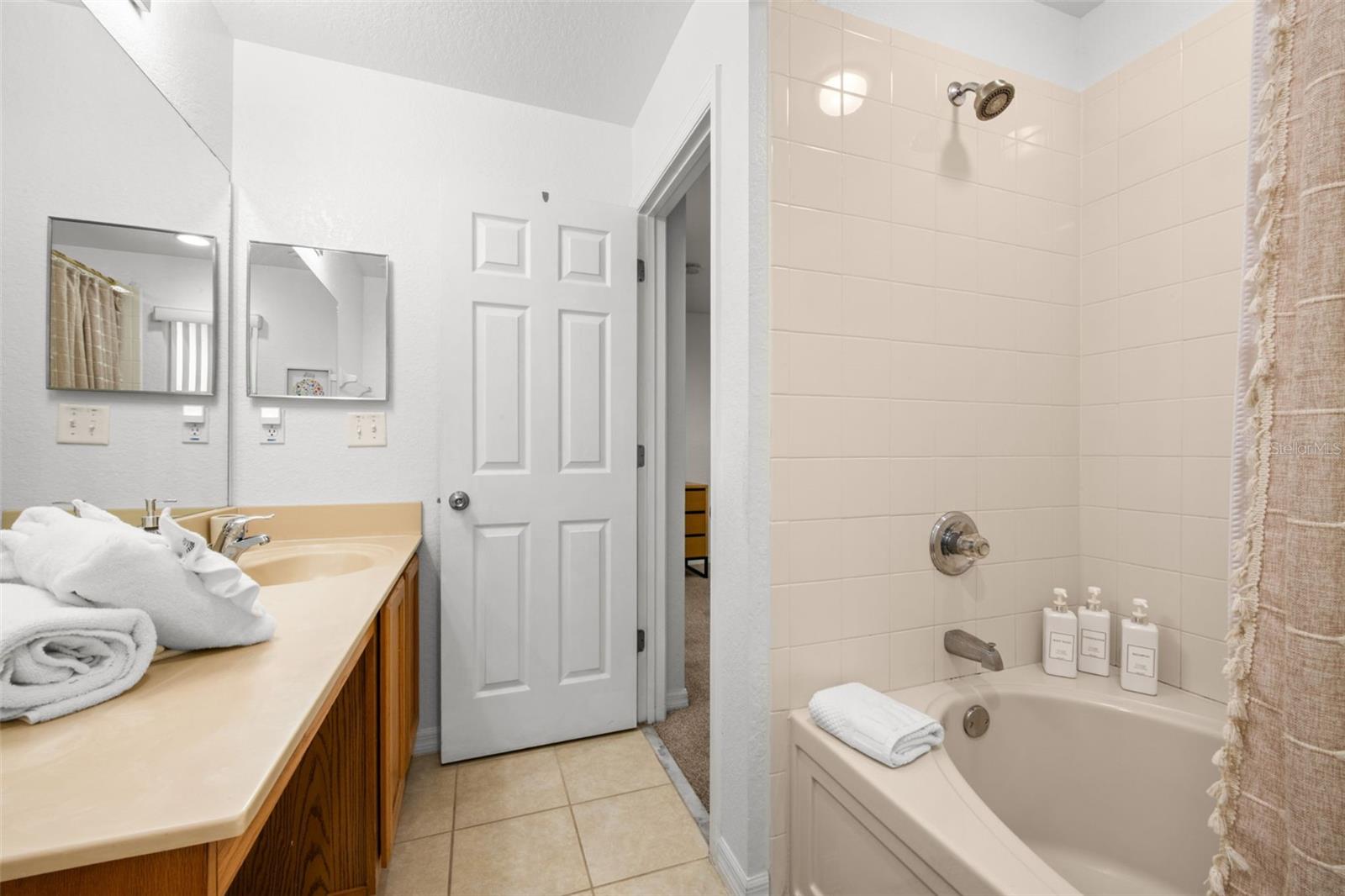 2725 Coupe St Property Photo 31