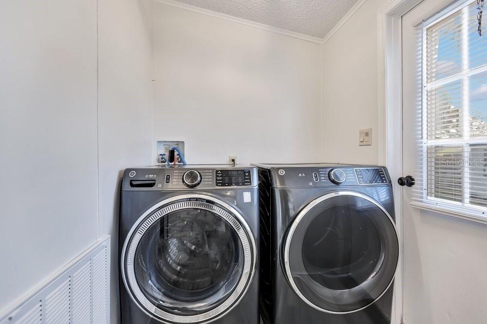 5055 Transport Rd Property Photo 14