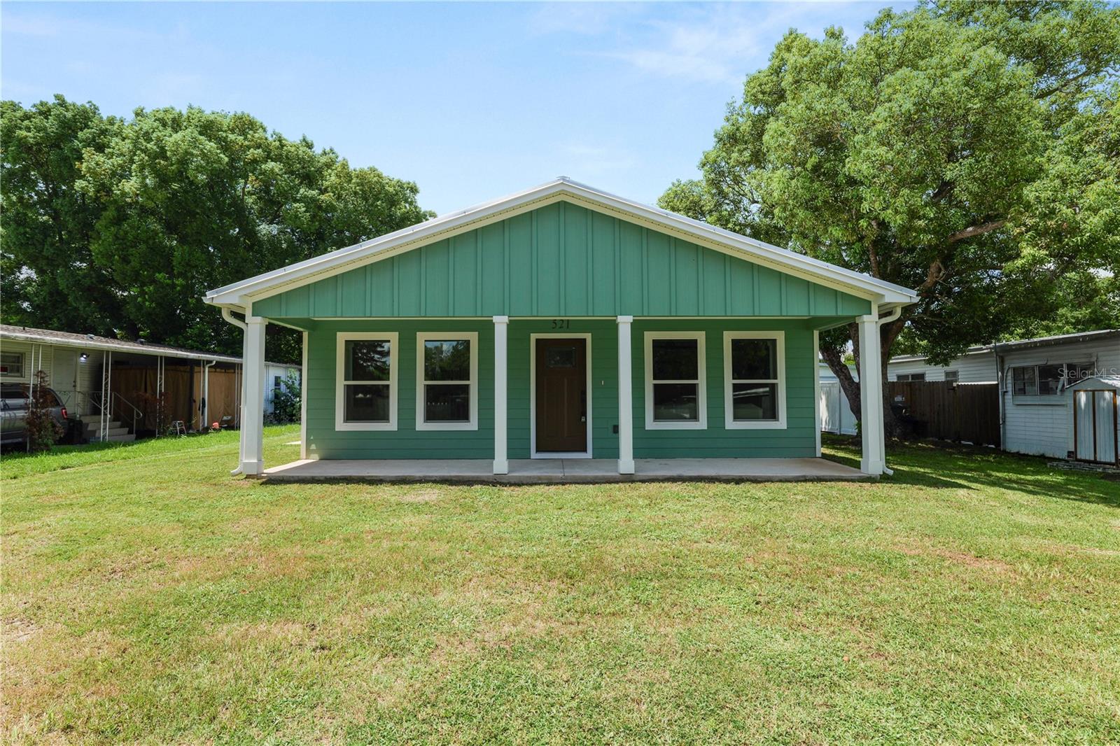 521 SKYLINE DR E
