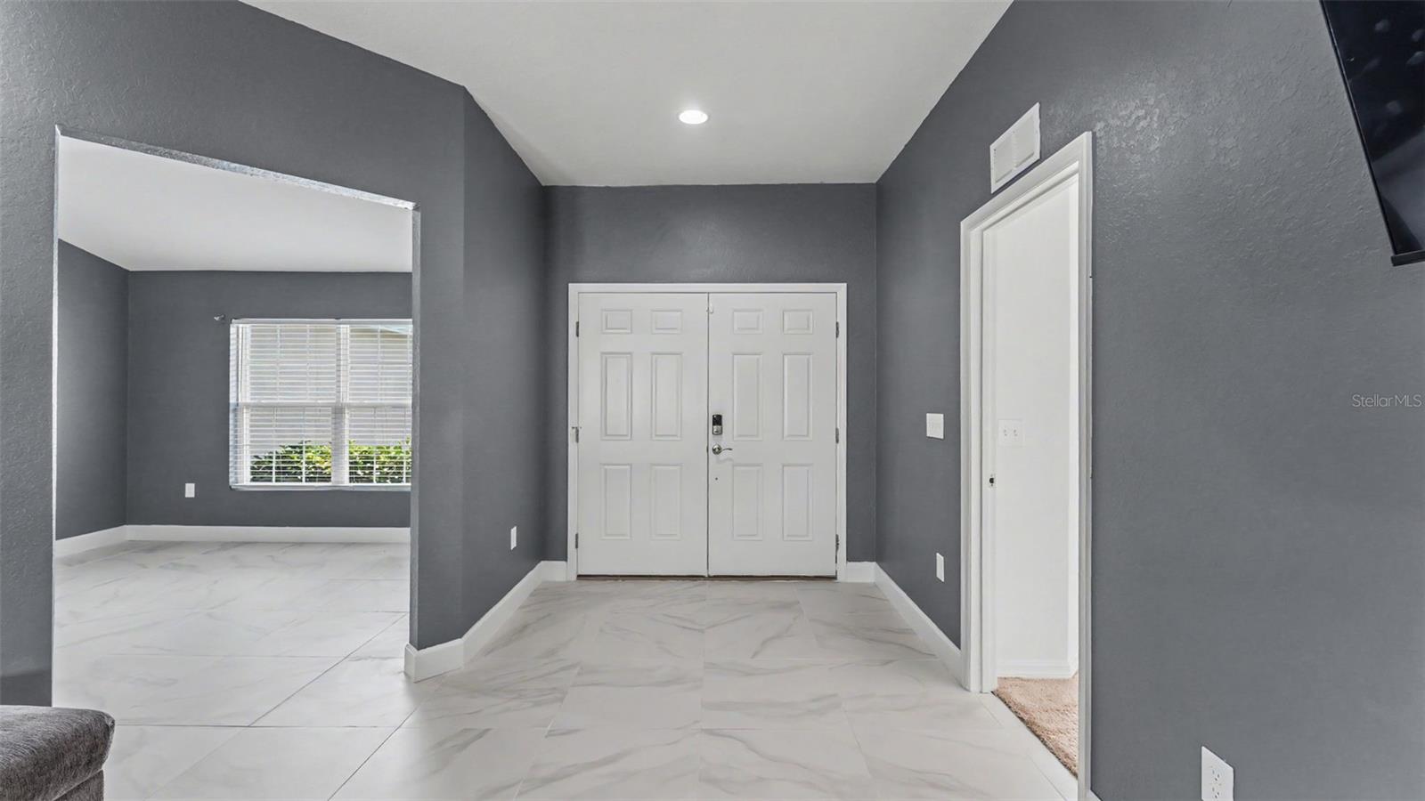 2048 Winding River Cv Property Photo 4