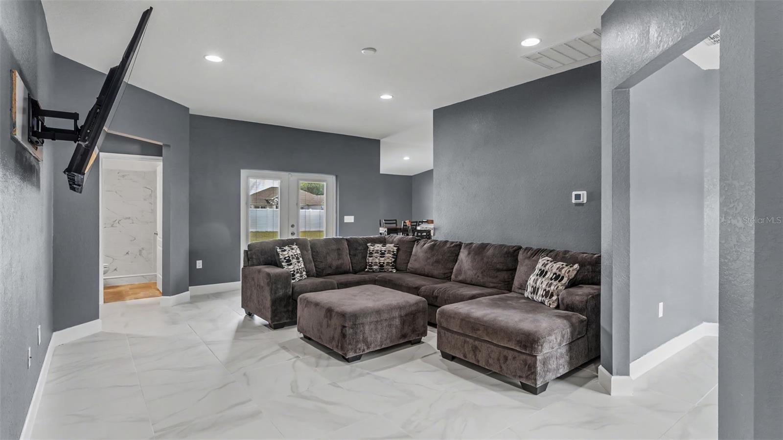 2048 Winding River Cv Property Photo 5