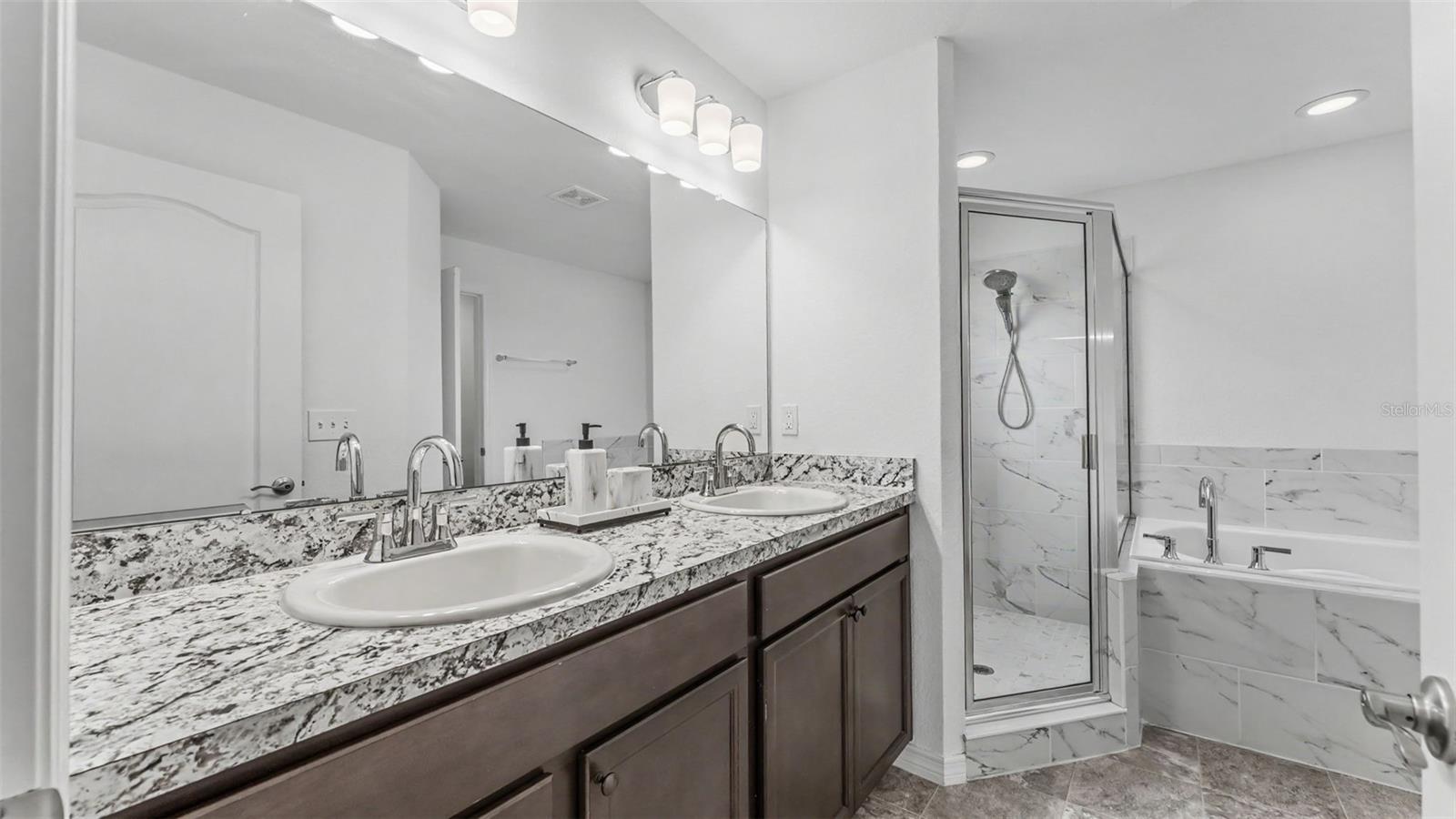 2048 Winding River Cv Property Photo 23