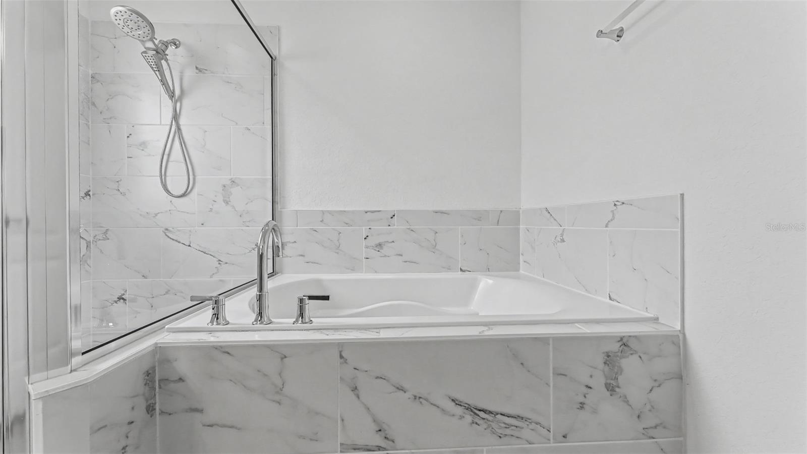 2048 Winding River Cv Property Photo 26