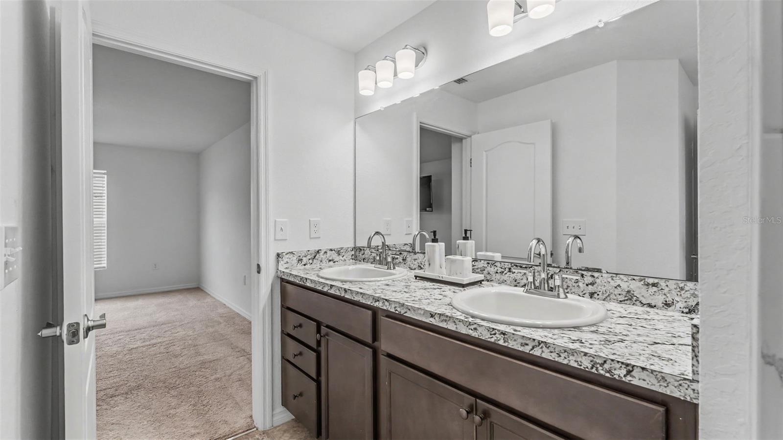 2048 Winding River Cv Property Photo 27