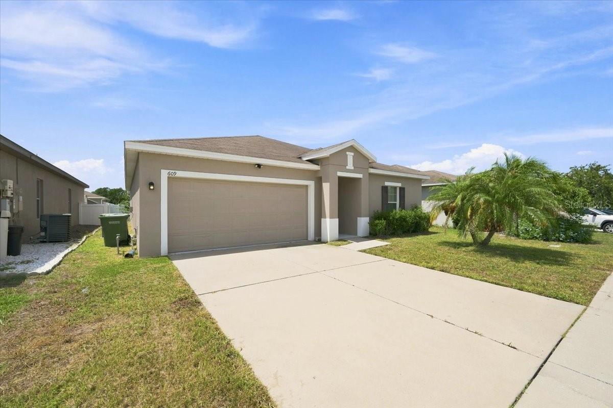 609 Lucerne Blvd Property Photo 2
