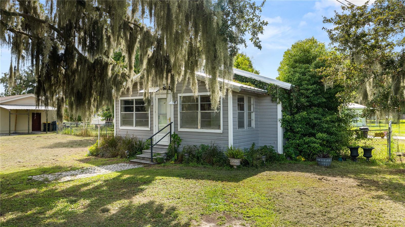 309 3rd St Property Photo 5