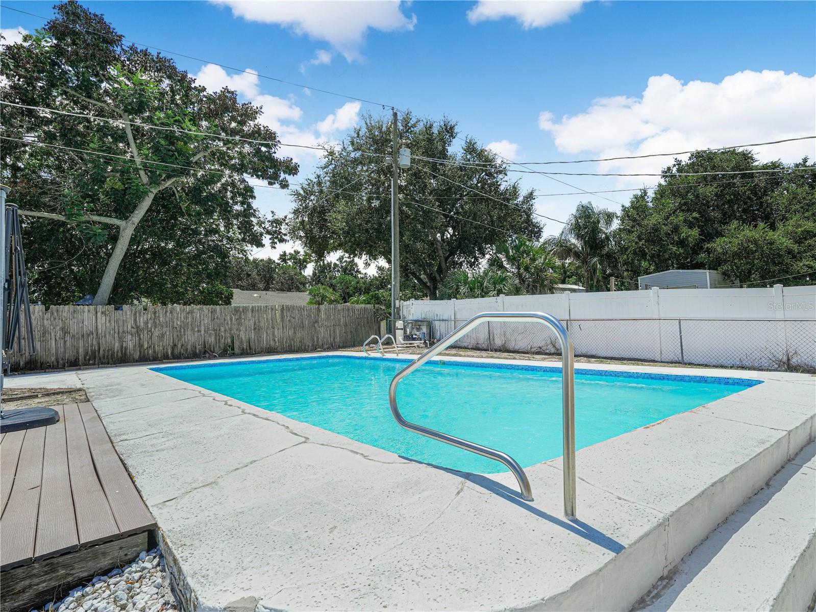 437 Broward Ter Property Photo 4