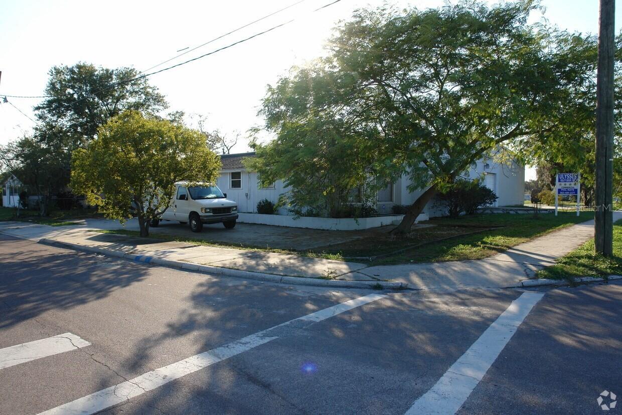 1604 Olive St Property Photo 6
