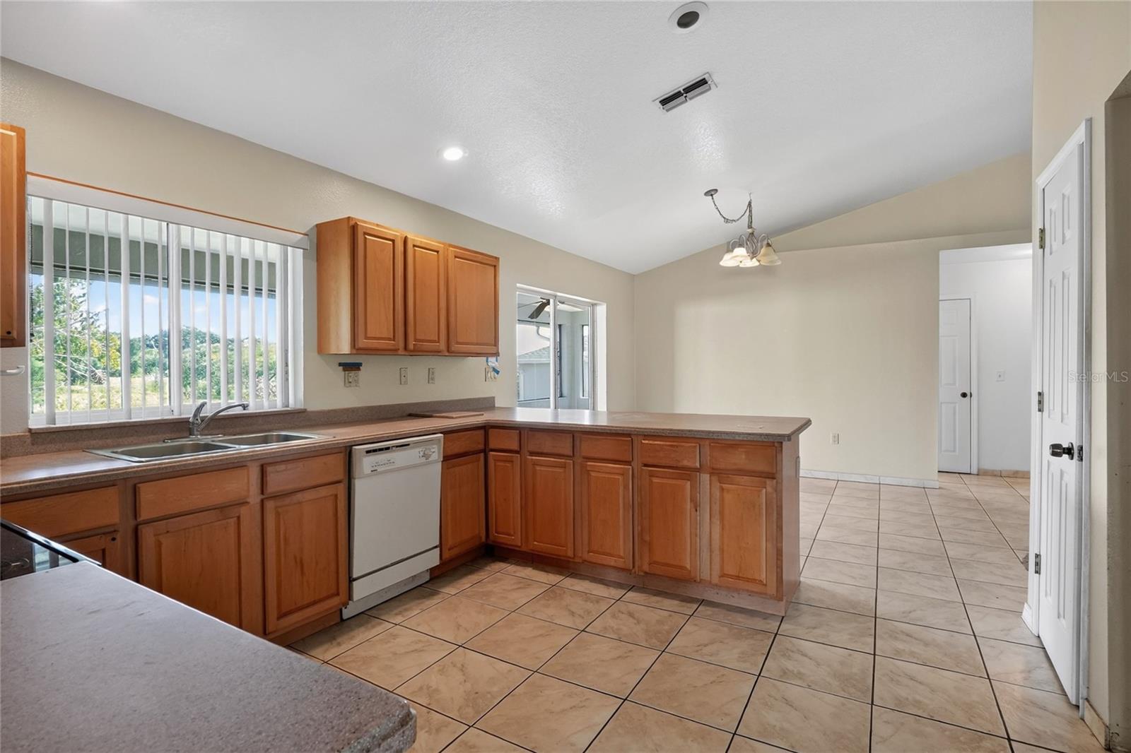 545 Worchester Ct Property Photo 14