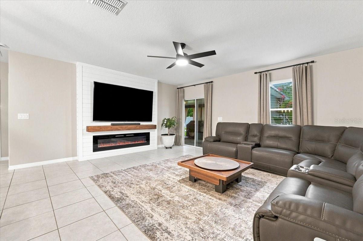 1736 Red Loop Property Photo 7