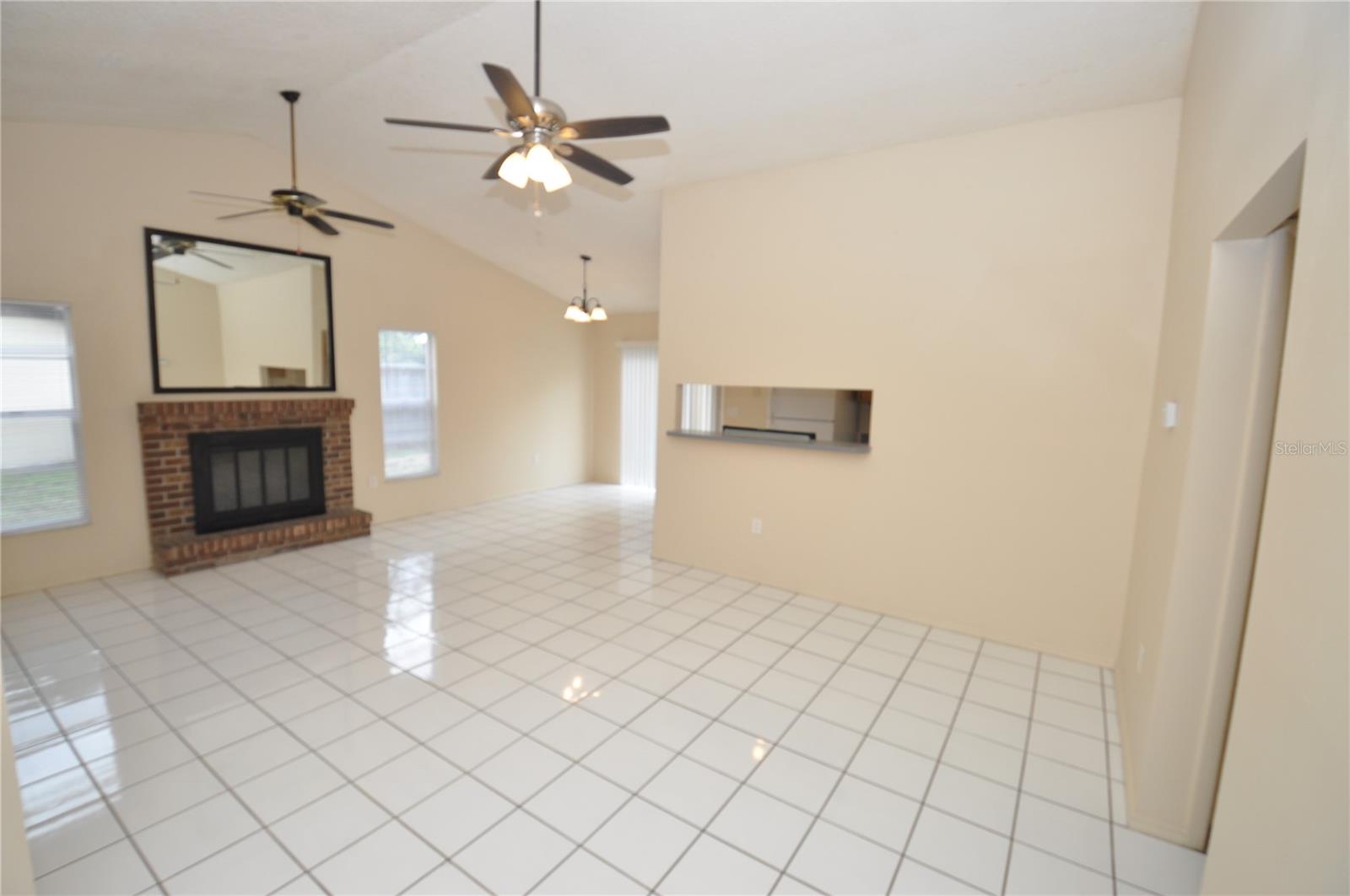 828 Cinnamon Dr E Property Photo 6