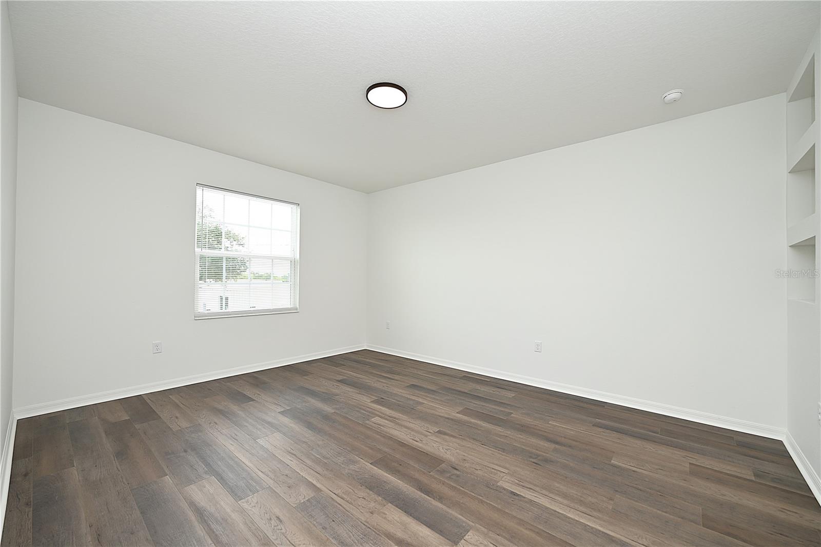 1011 N Brunnell Pkwy Property Photo 2