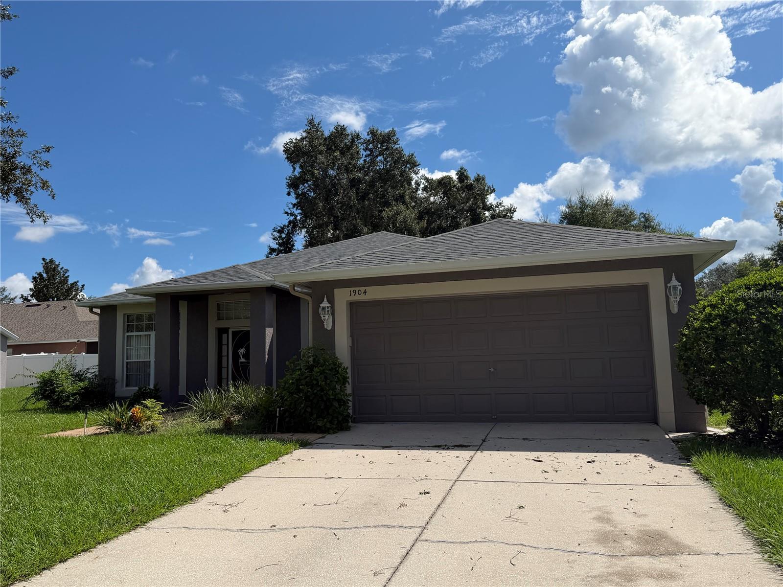 1904 Samantha Ln Property Photo 2