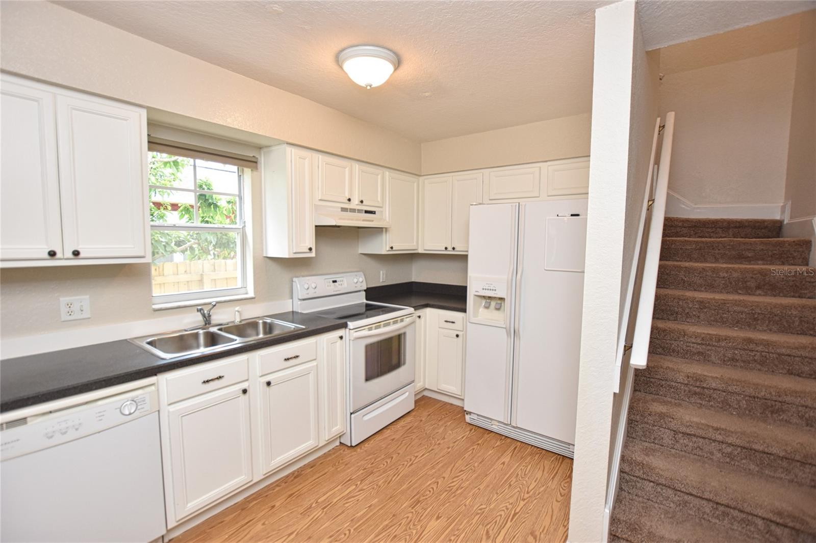 302 W Belmar St Property Photo 3