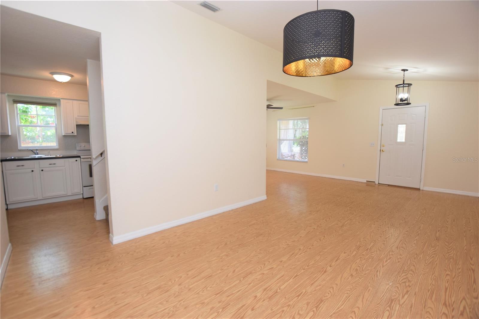 302 W Belmar St Property Photo 4