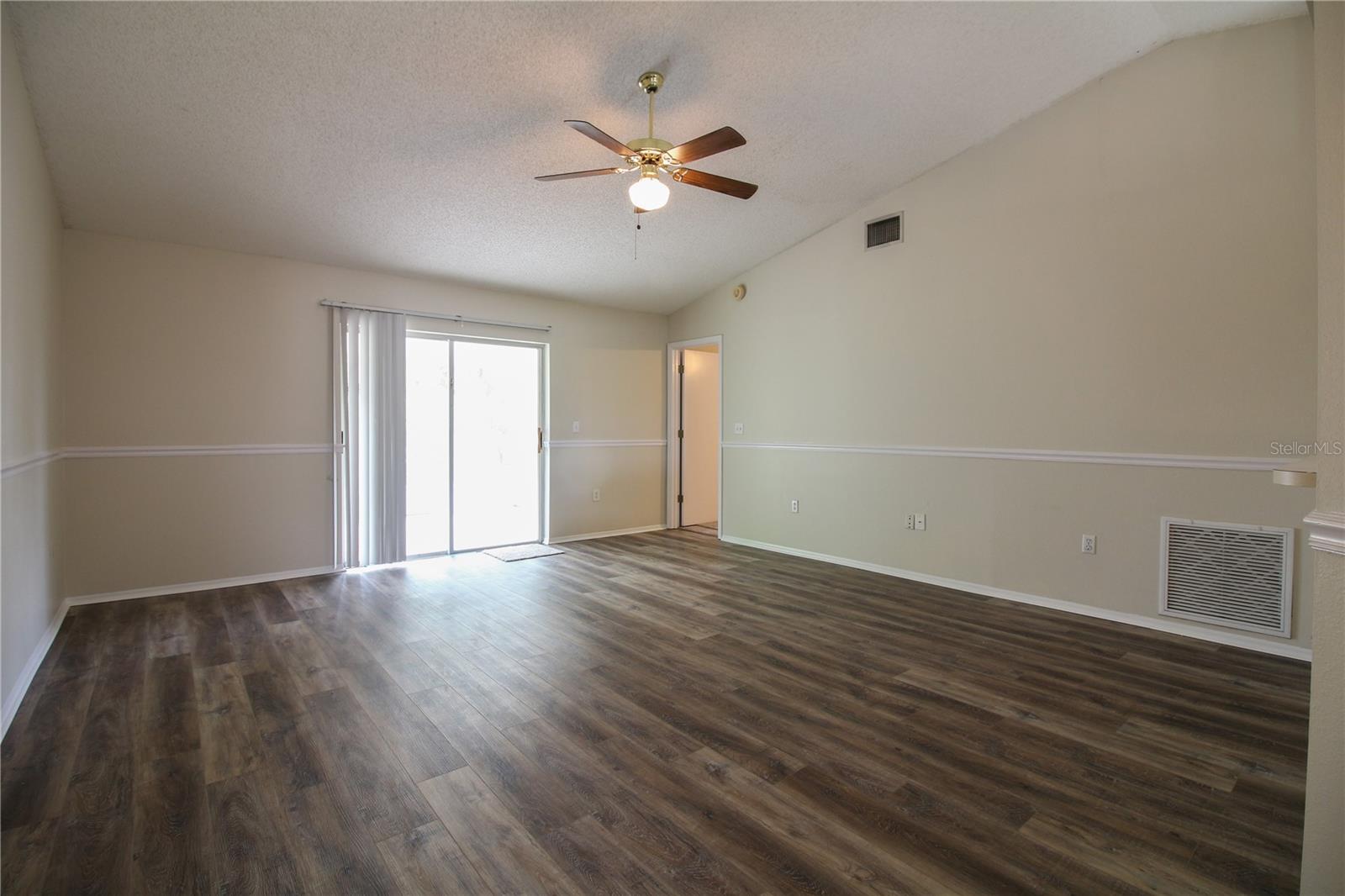 527 Emerald Cove Loop Property Photo 3