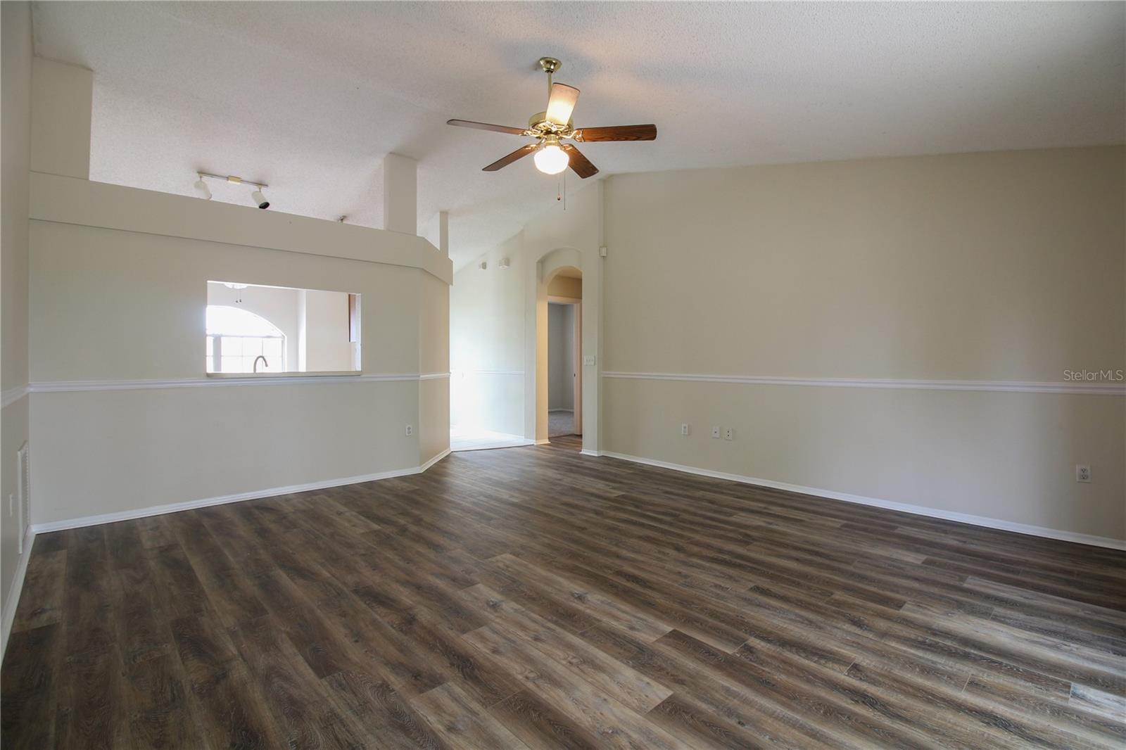 527 Emerald Cove Loop Property Photo 4