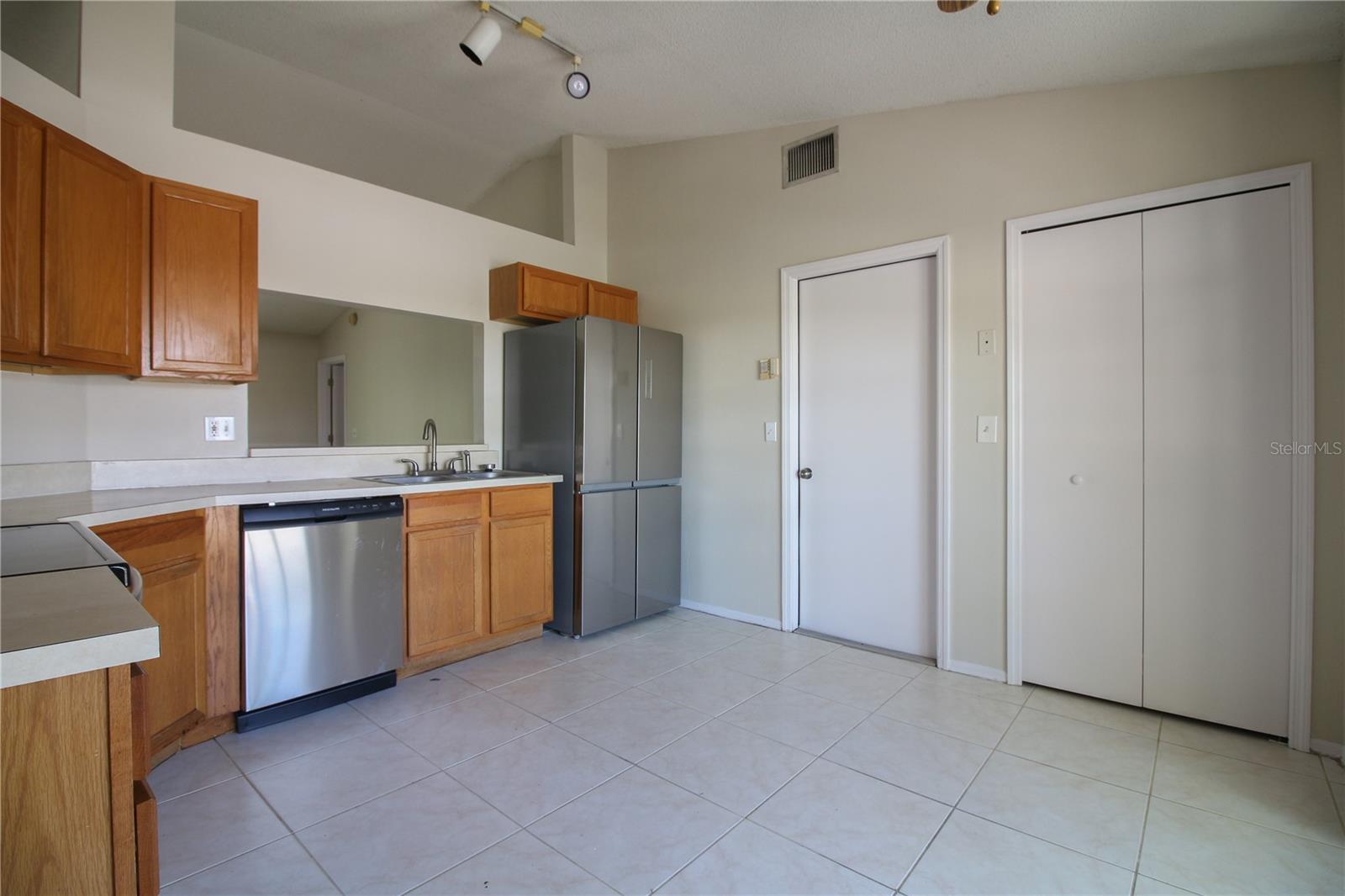527 Emerald Cove Loop Property Photo 6