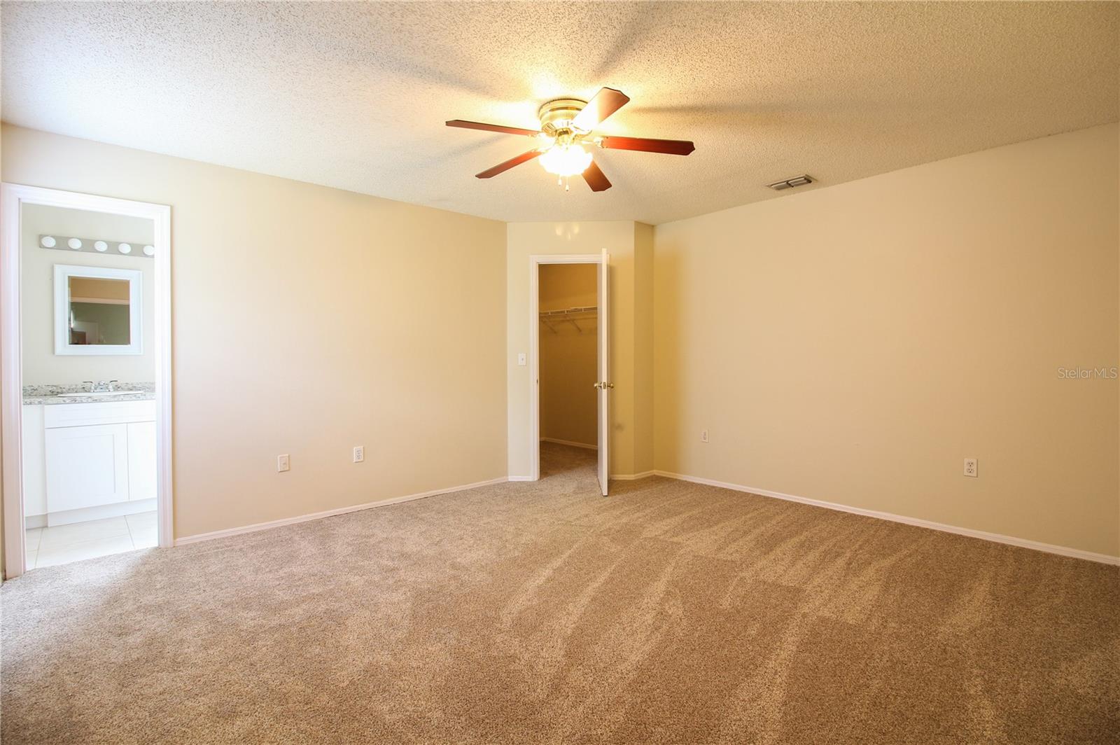 527 Emerald Cove Loop Property Photo 8