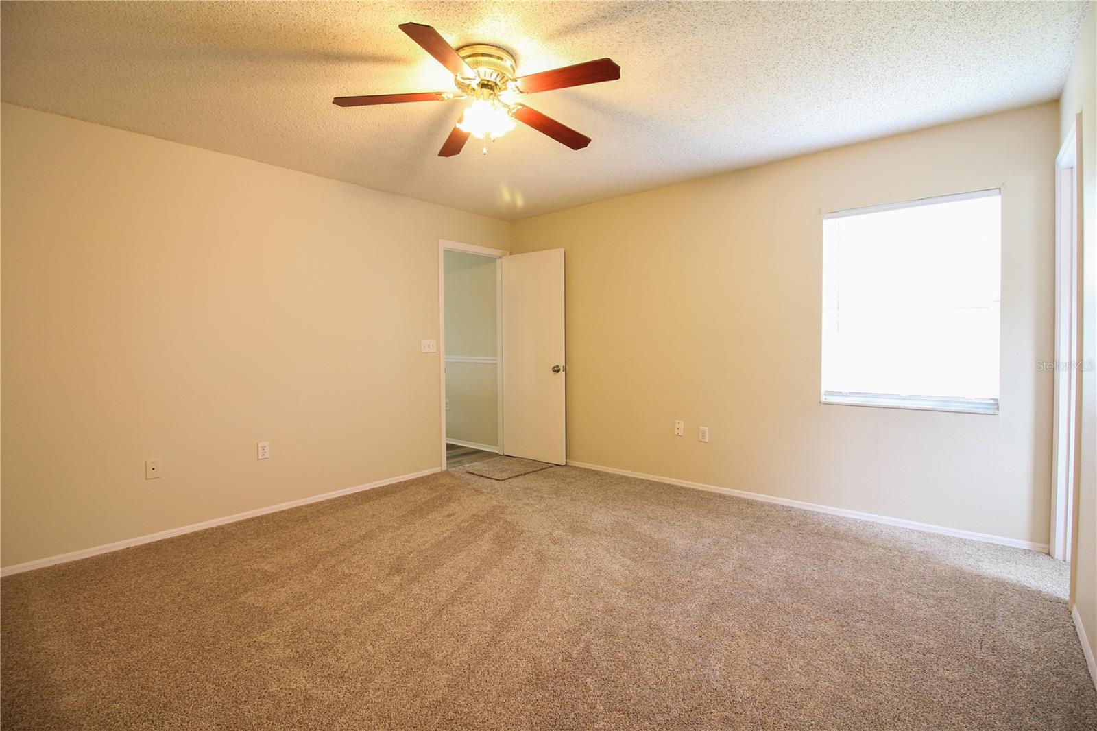 527 Emerald Cove Loop Property Photo 9