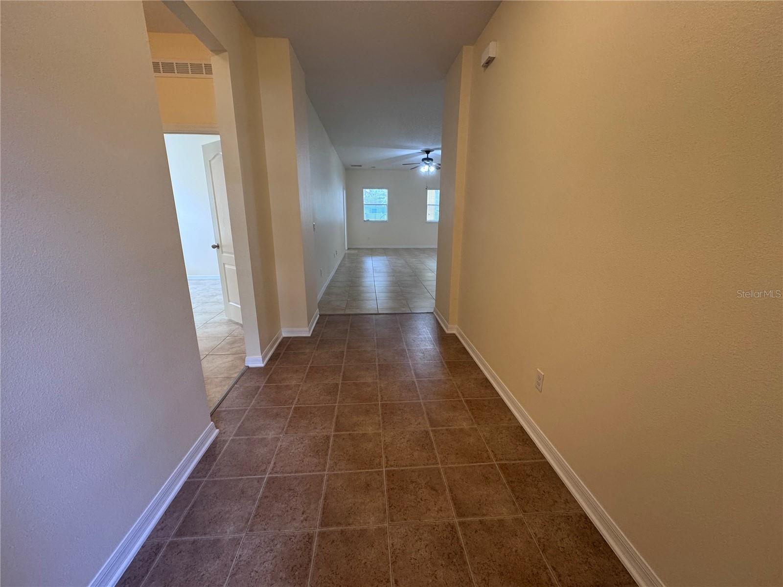 1013 Evans Loop Property Photo 3