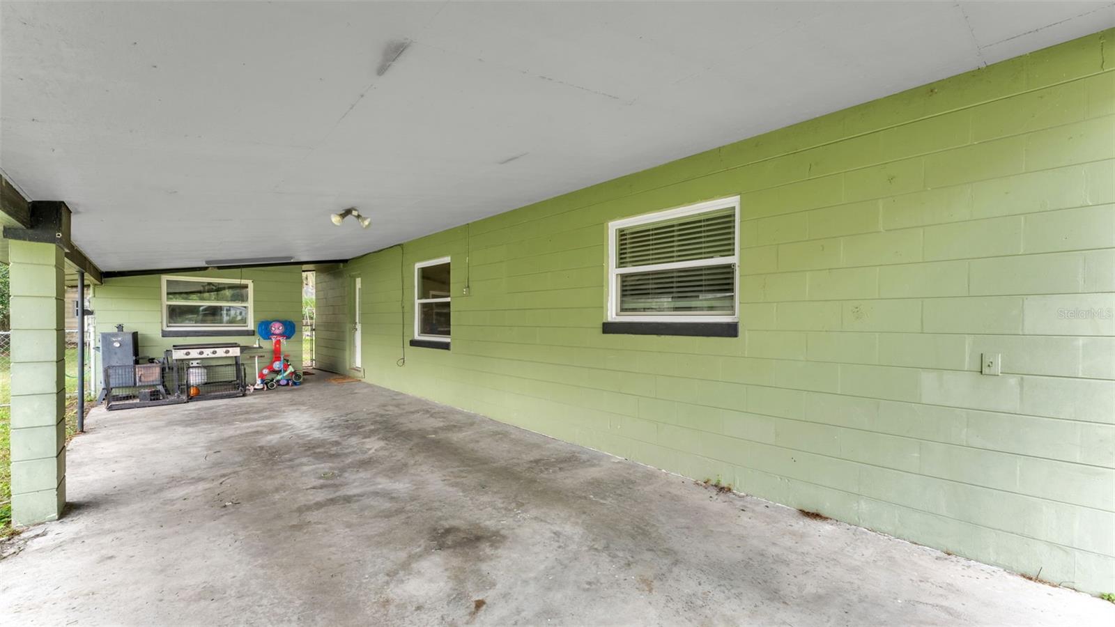 950 E Lake Dr Property Photo 5