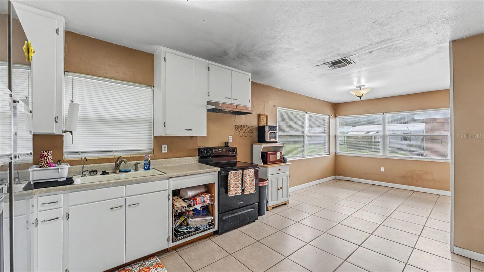 950 E Lake Dr Property Photo 10