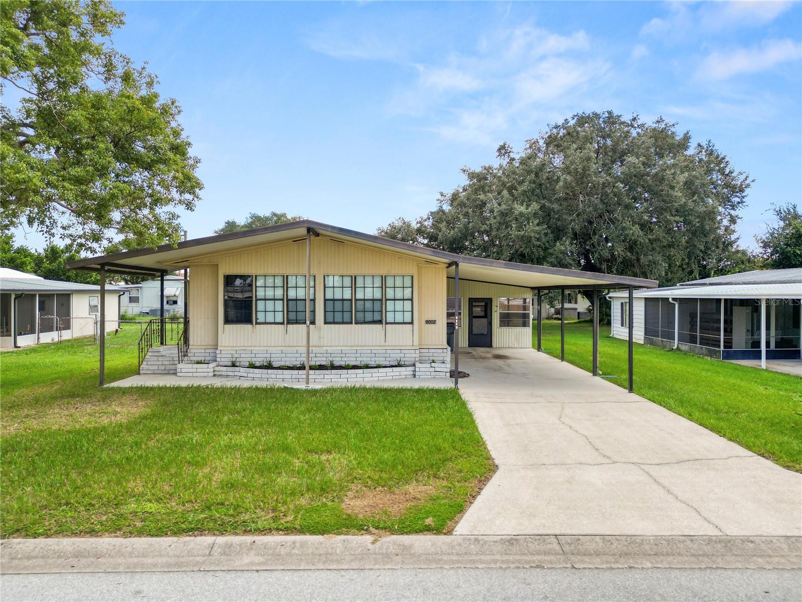 2082 Thelma Dr Property Photo 1