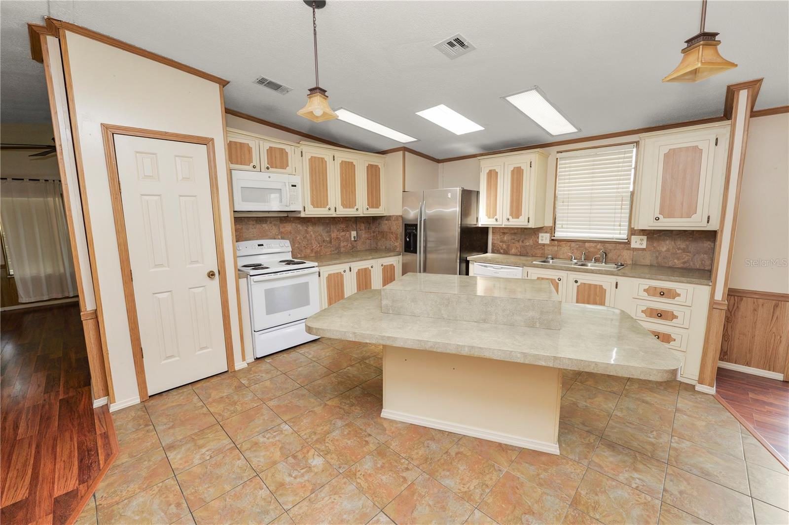 2082 Thelma Dr Property Photo 3