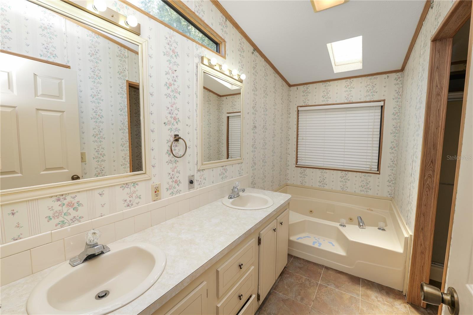 2082 Thelma Dr Property Photo 4