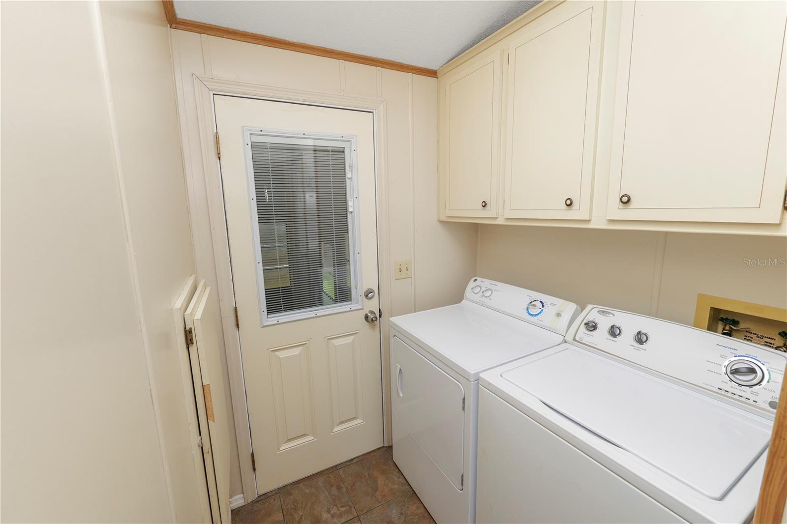 2082 Thelma Dr Property Photo 5