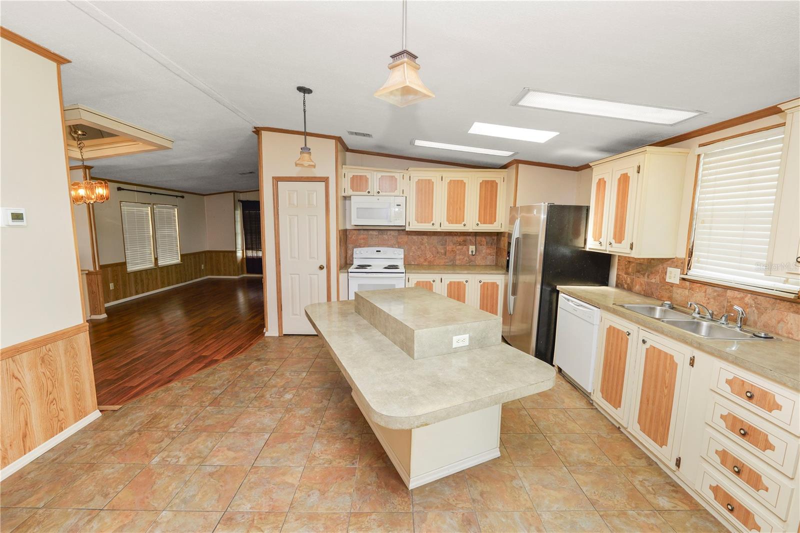 2082 Thelma Dr Property Photo 16