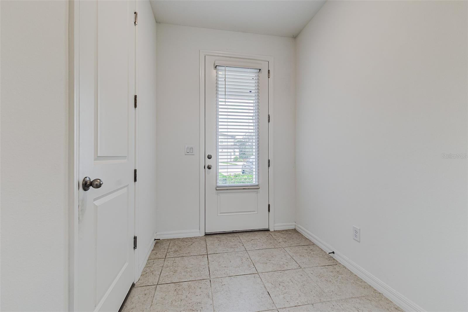 1748 Sanibel Dr Property Photo 4