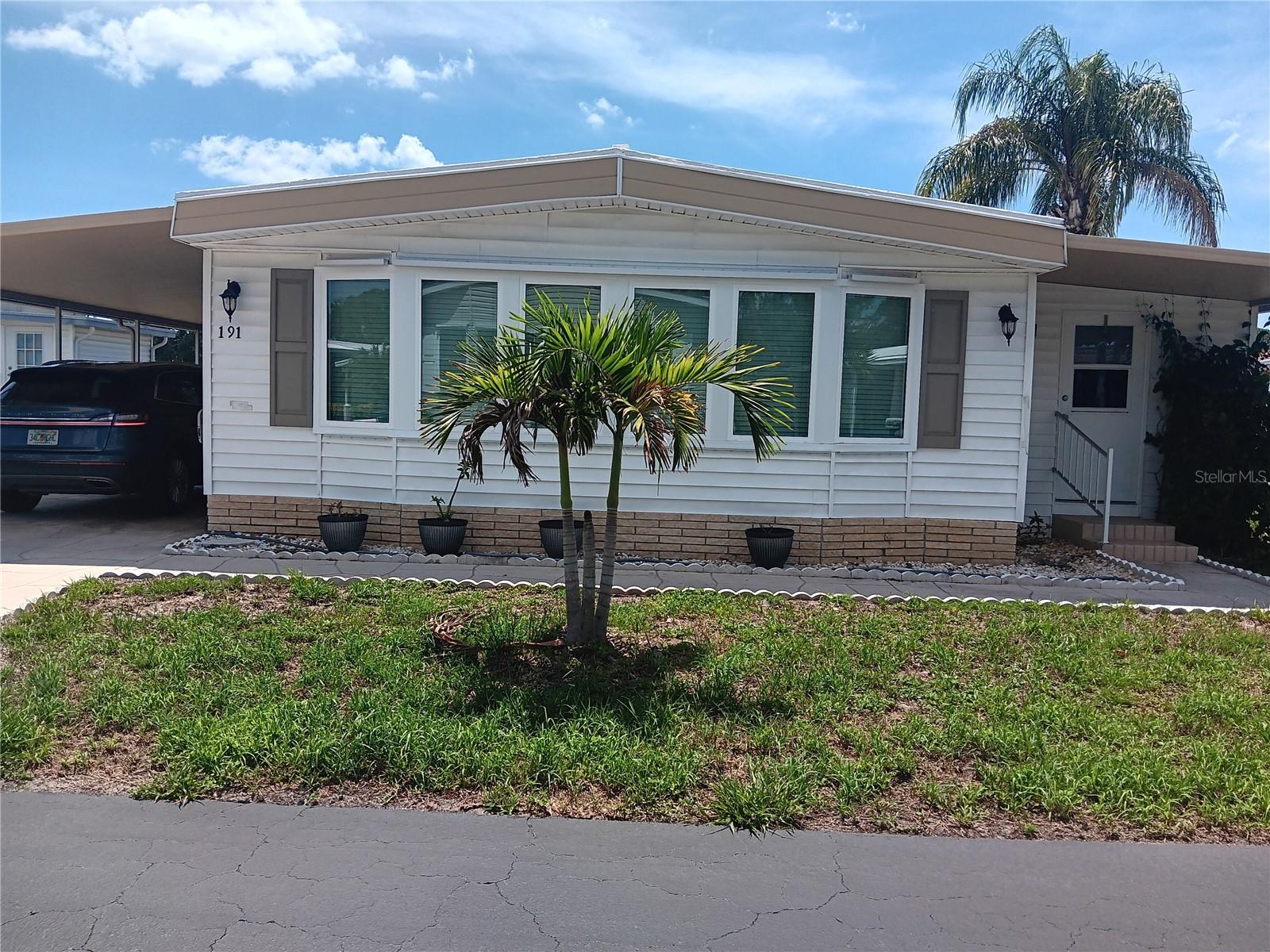 191 Palm Air Dr Property Photo 1