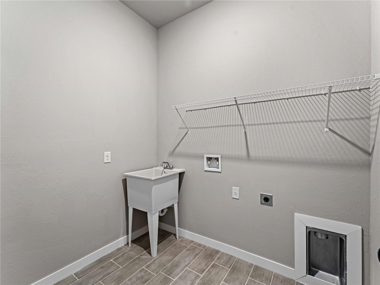 1417 Longson St Property Photo 26