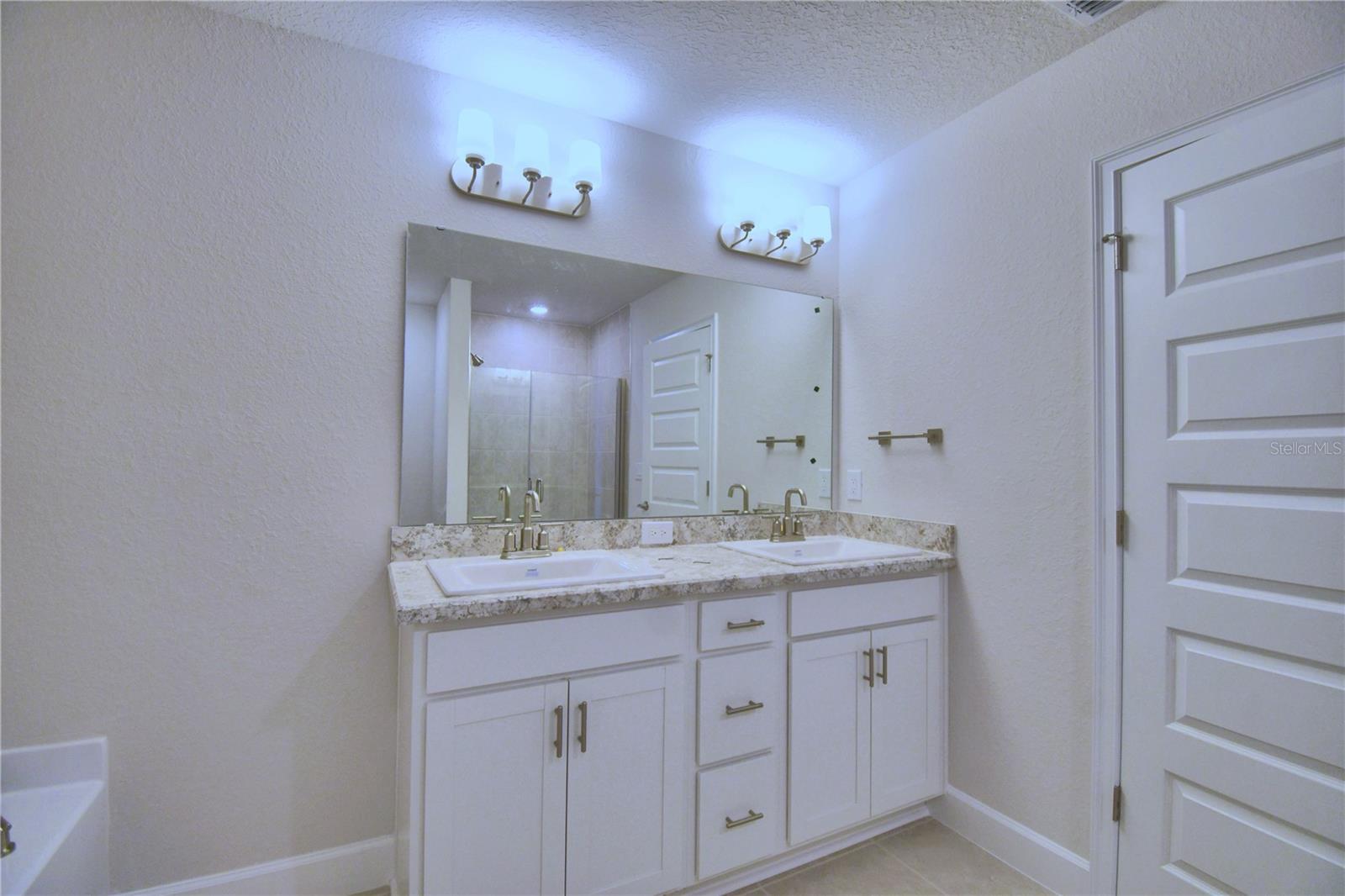 1492 Leamington Ln Property Photo 35