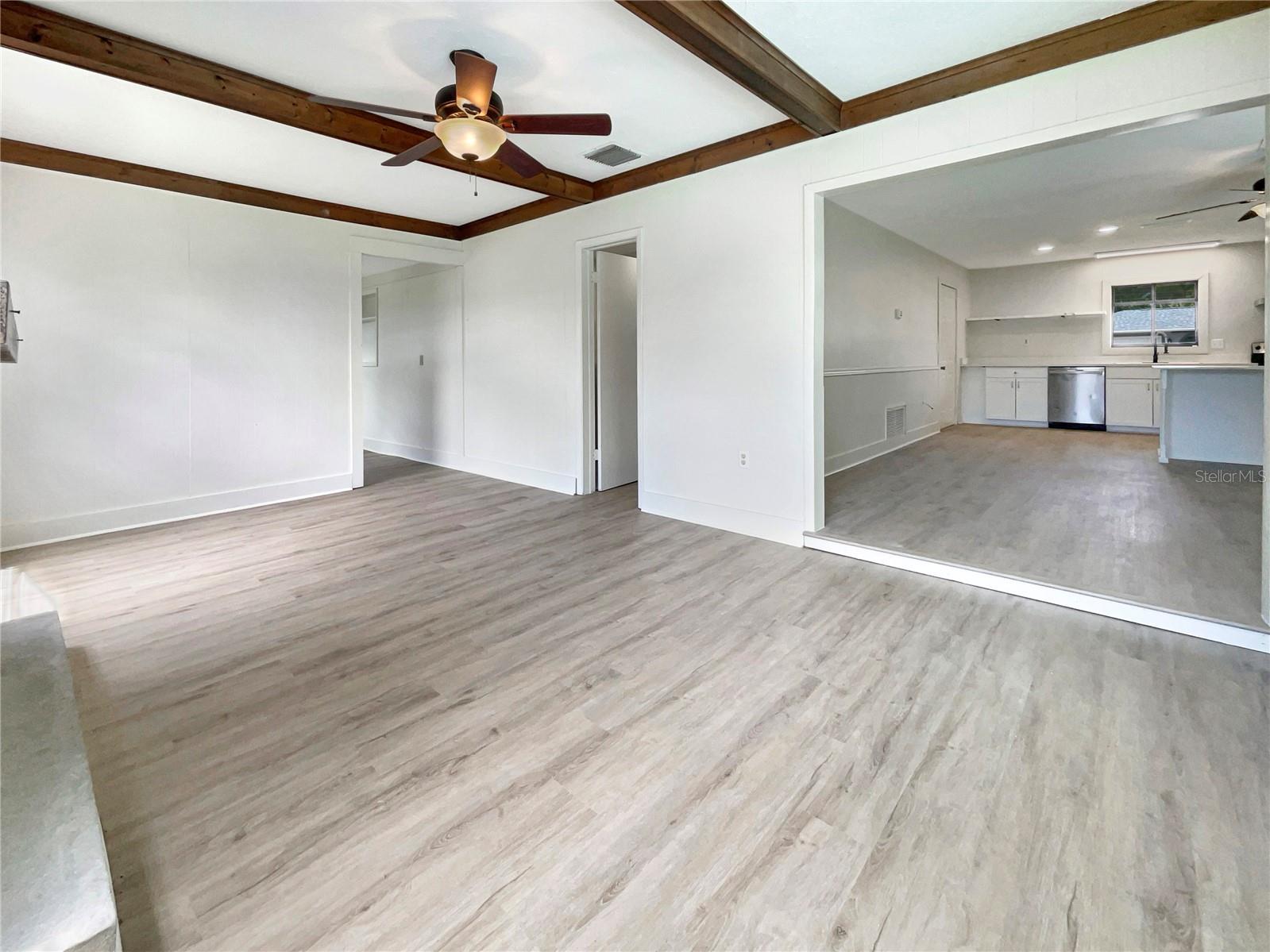 1427 E Gate Dr Property Photo 6